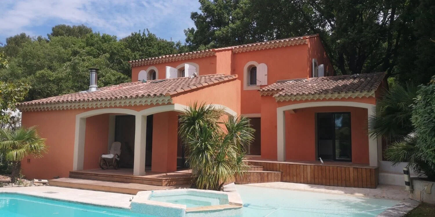 Villa provençale après ravalement de façade — enduit ocre méditerranéen et tuile canal